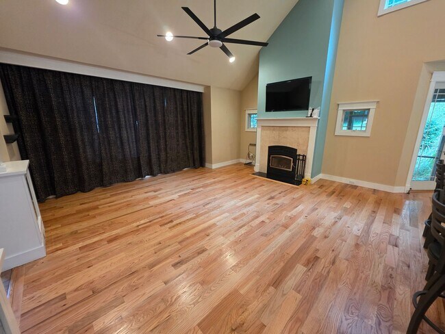 Building Photo - Luxurious 3-Bedroom Home in Poughquag, NY