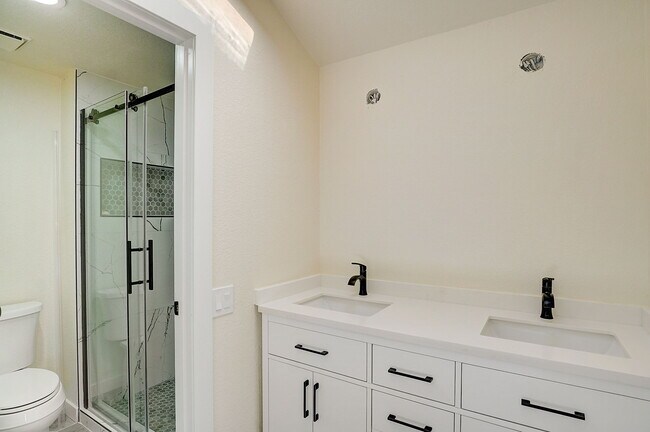 Master bathroom - 8194 S Trenton Way