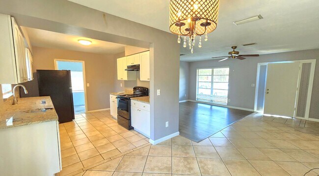 Building Photo - Charming Corner Lot Home in Deland- Near T...