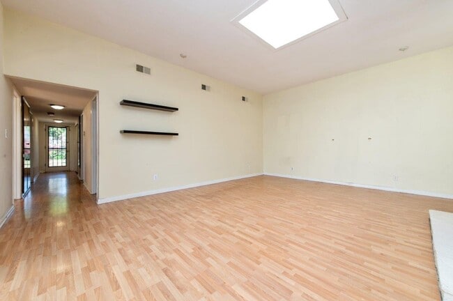Building Photo - 3bd/2ba single family house in University ...
