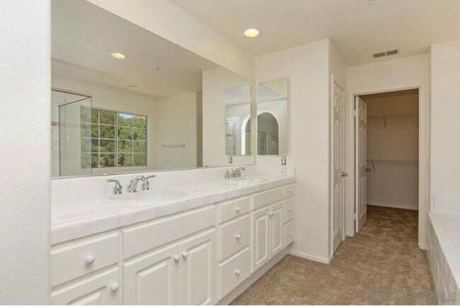 Building Photo - 2054 Vintage Pl