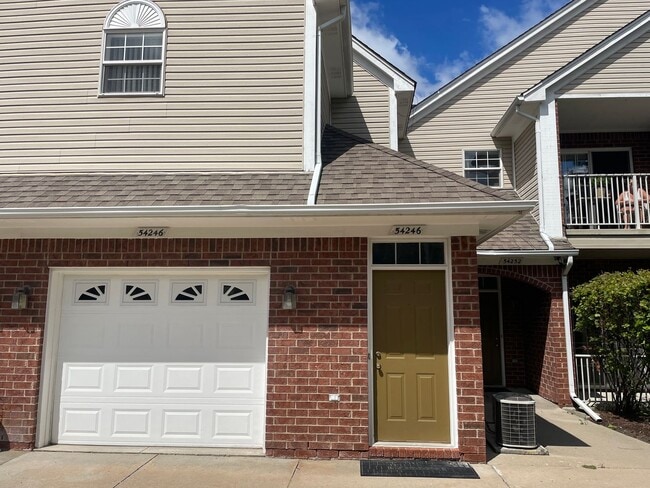 Building Photo - Shelby Township 2 Bedroom, 2 Bath Condo-St...