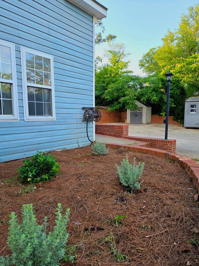 Building Photo - 147 Lakemont Dr