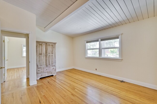 Building Photo - Beautifully Remodeled Home in Prime Cambri...