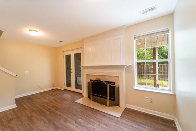 Building Photo - Updated 3-Level End Unit Townhouse in Caro...