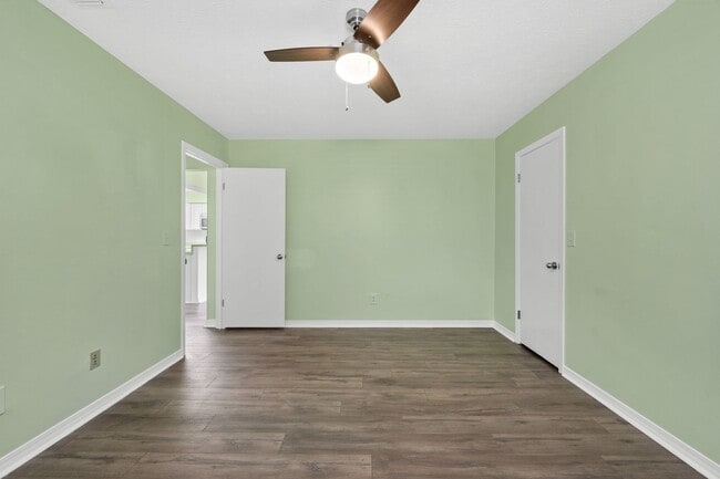 Building Photo - Charming 3Bed/2Ba Duplex Unit Convenient t...