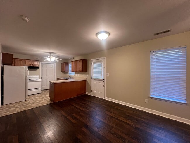 Building Photo - 2004 Grandhaven Dr