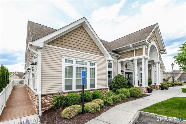 Building Photo - 17 Great Hill Dr