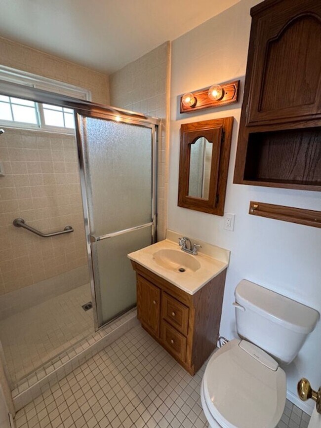 Building Photo - Beautiful 3 bedroom 2 bath HOME . . .  Clo...
