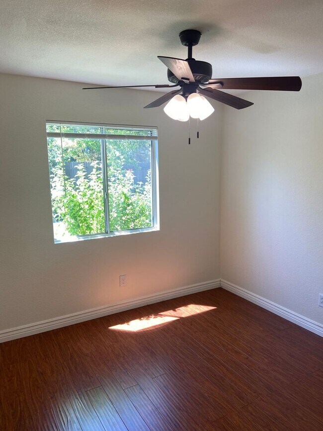Building Photo - Prairie Oaks 3 Bdrm, 2 bath