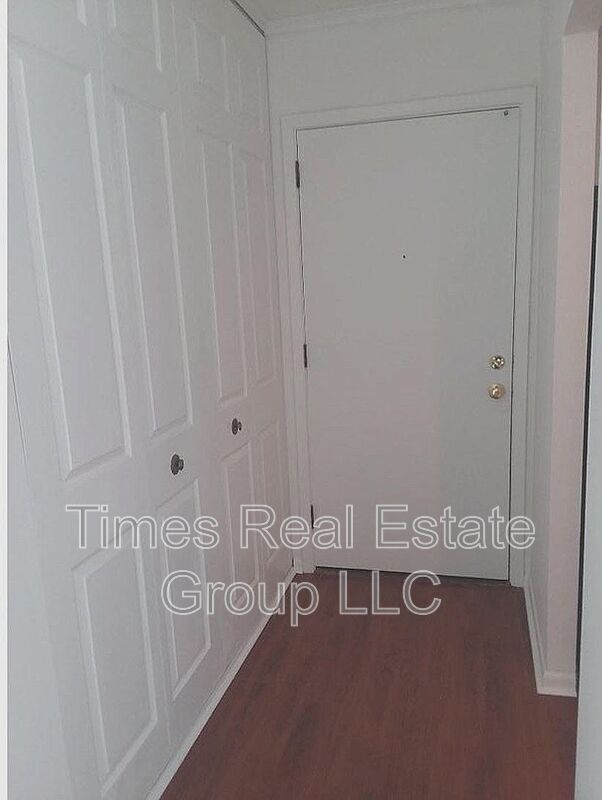 Building Photo - 400 Drummers Ln