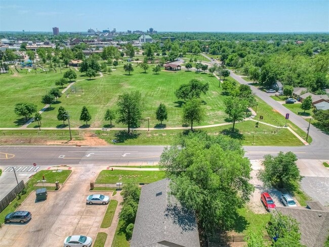 Building Photo - 131 W Acres St