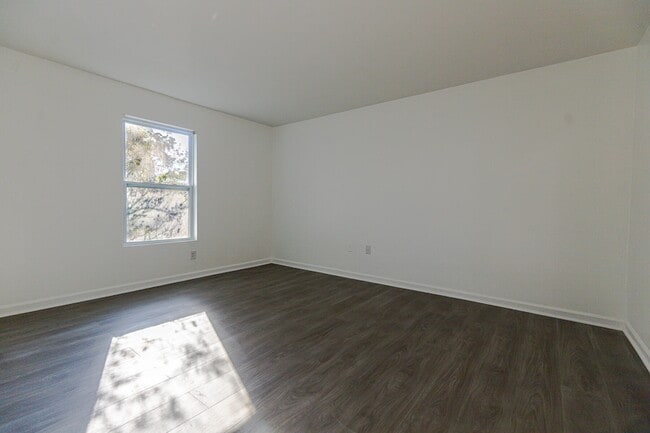 Building Photo - 1402 Camp Rd