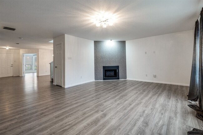 Building Photo - 5904 Mariposa Dr