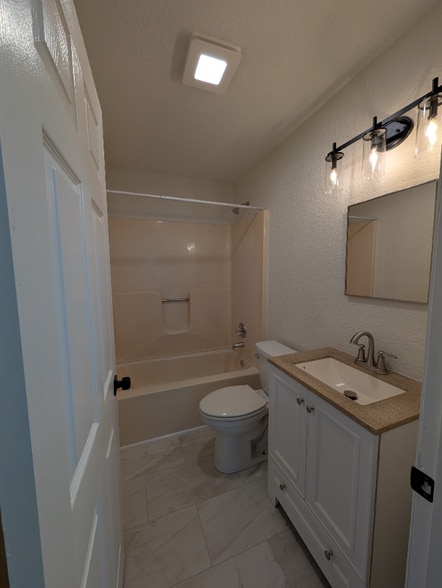 Building Photo - 211 Dale St