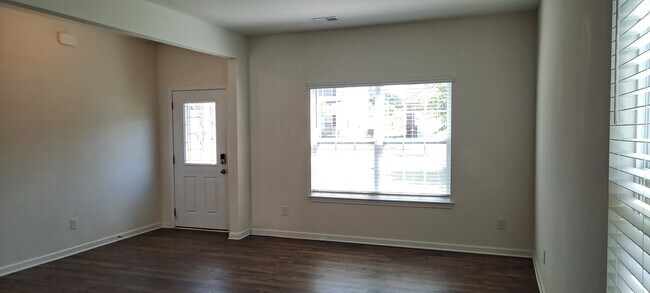 Building Photo - 1527 Sergeant Ln