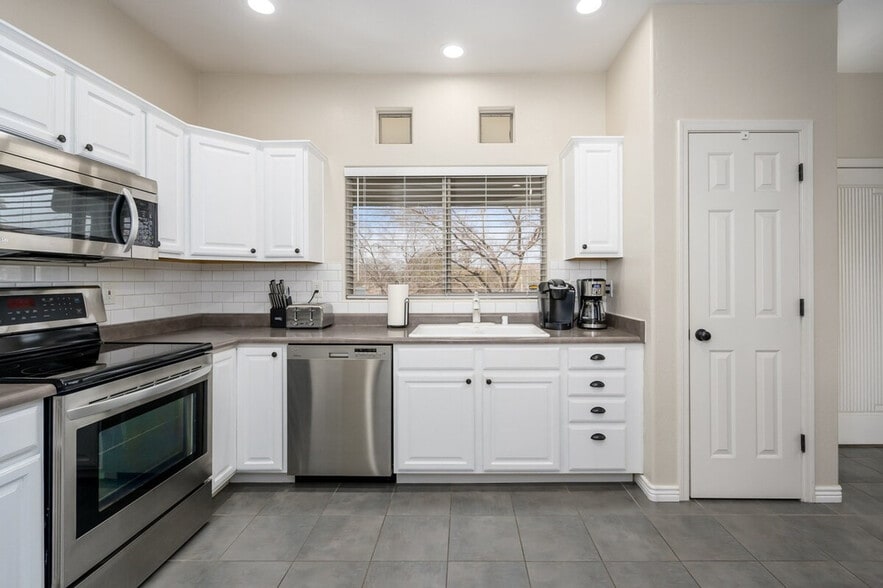 Building Photo - 9100 E Raintree Dr