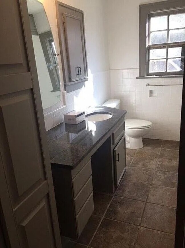 Building Photo - Fantastic 3 bedroom 2 bathroom house in Te...