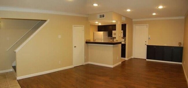 Building Photo - 8750 Park Ln