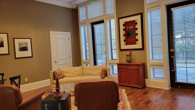 Building Photo - Seasonal only-beautifully renovated downto...