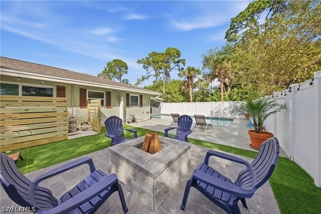 Building Photo - 2473 Poinciana St