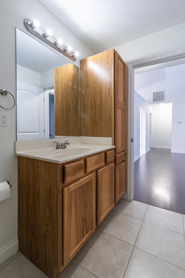 Building Photo - 624 Drakewood Rd