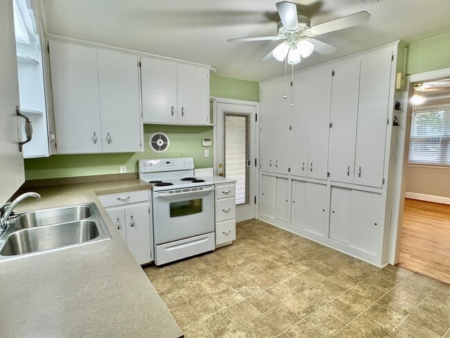 Building Photo - Charming 3 Bedroom / 1 Bath Home with Orig...