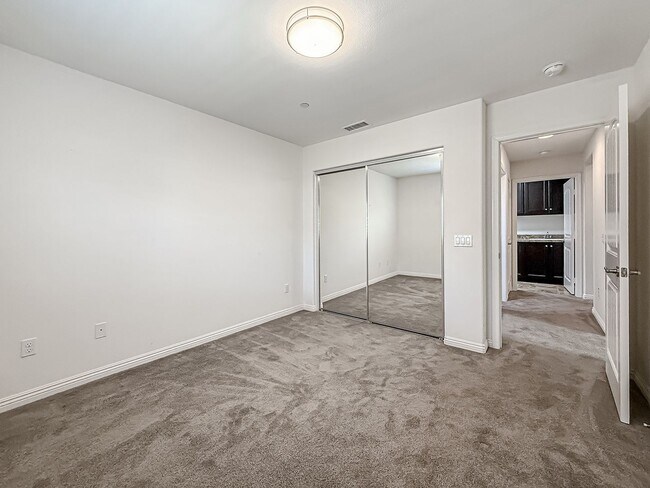 Building Photo - 3 bed, 2 1/2 bath townhome in sought-after Oak Terrace community