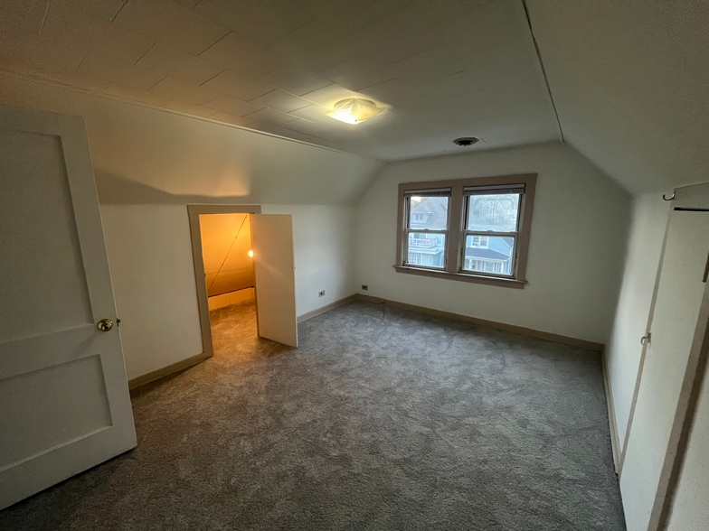 Building Photo - 5131 W Dakin St