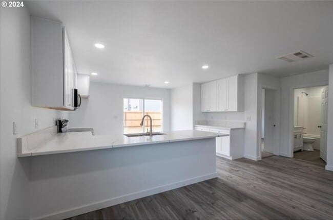 Building Photo - 2166