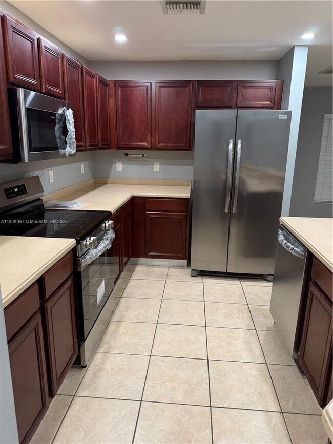 Building Photo - 4025 SW 14th Pl