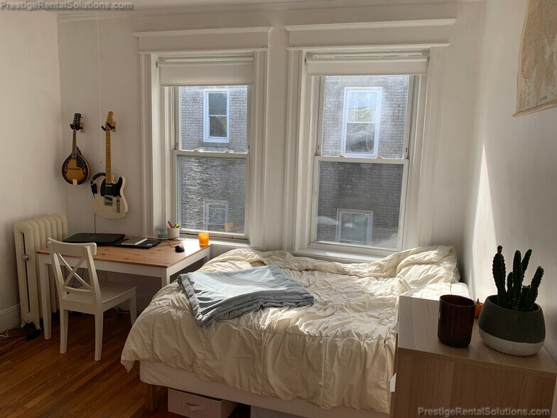 Building Photo - 4 Woodstock Ave