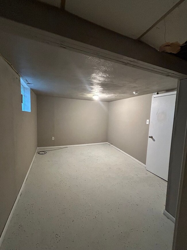 Building Photo - RENT THIS 2 BEDROOM ON A QUIET BLOCK!