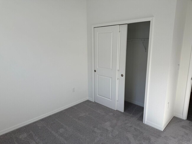 Building Photo - Brand NEW - never used appliances - 4 bedr...