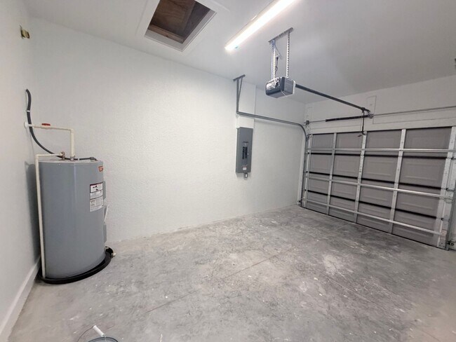 Building Photo - 5064-5066 Jones Dr