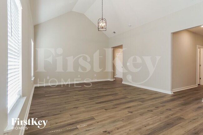 Building Photo - 350 S Pine Dr