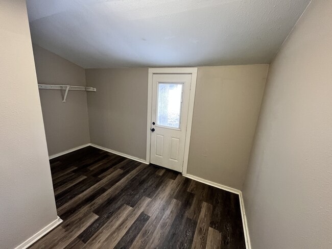 Building Photo - 916 N Austin St