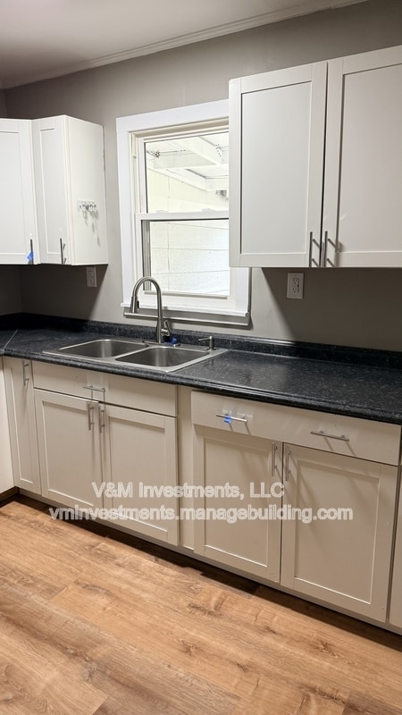 Building Photo - 522 Oak St