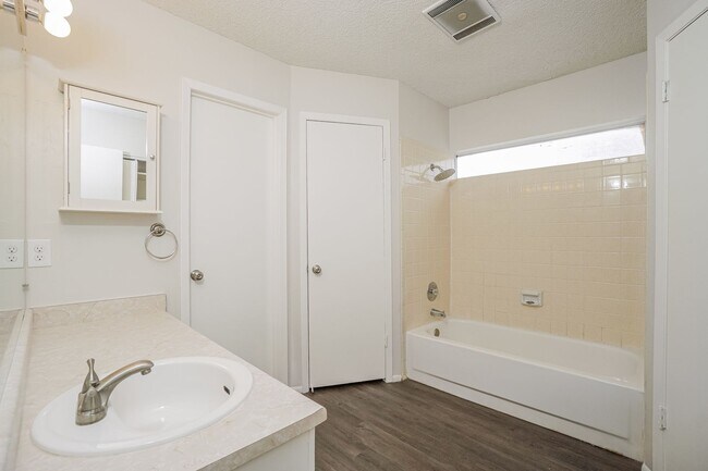 Building Photo - Recently updated-4 Bedroom house located about 11  miles from Randolph Air Force Base