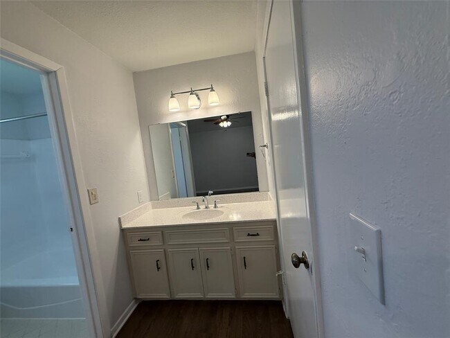 Building Photo - 111 Creekside Dr