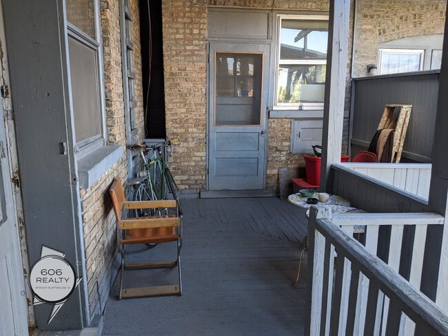 Building Photo - East Albany Park Apts for Rent!