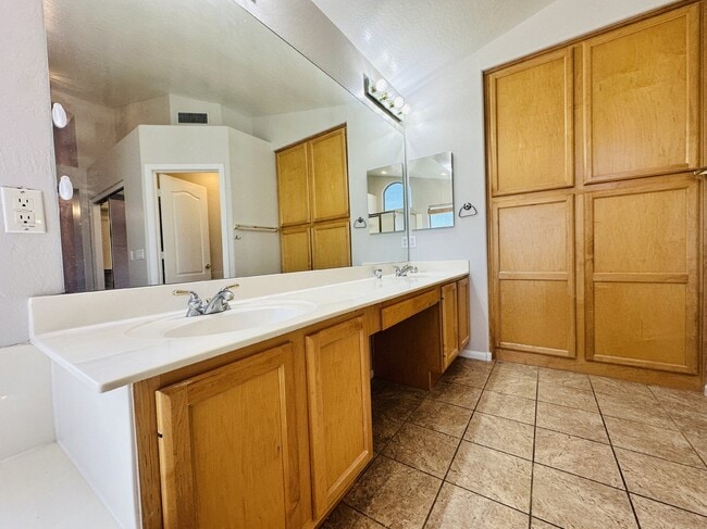 Building Photo - 672 W Raven Dr