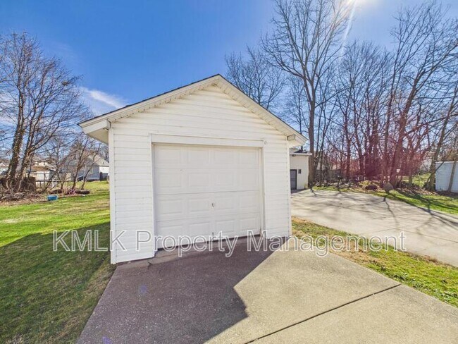 Building Photo - 446 7th St