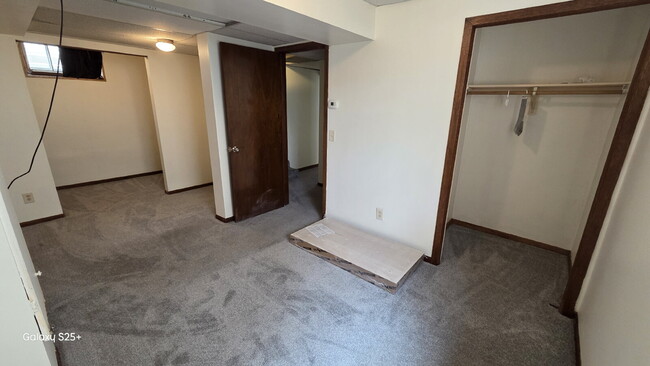 Building Photo - 6 Bed 2 bath FRESH PAINT - Single Family H...