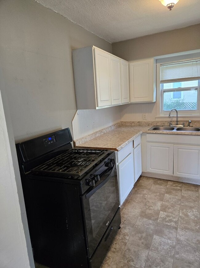 Building Photo - Charming 2-Bedroom Home with Open Floor Plan & Fenced Backyard