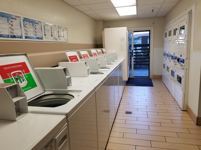 Building Photo - 1401 N Flower St