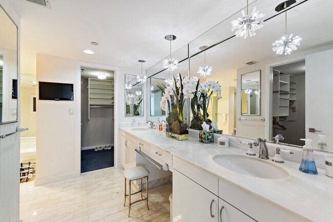 Building Photo - 100 Lakeshore Dr