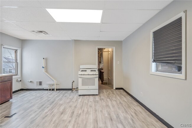 Building Photo - 103 E 7th St