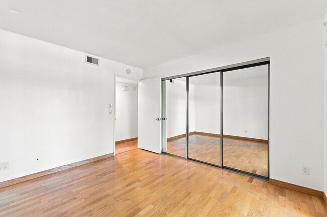 Building Photo - 49 Showers Dr