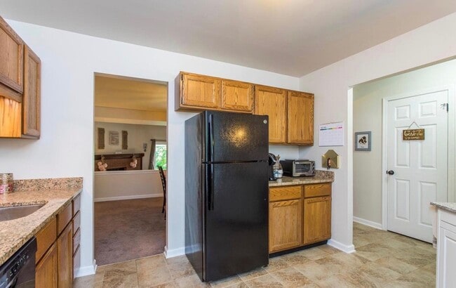 Building Photo - Beautiful updated 3-bedroom 1.5 bath townh...